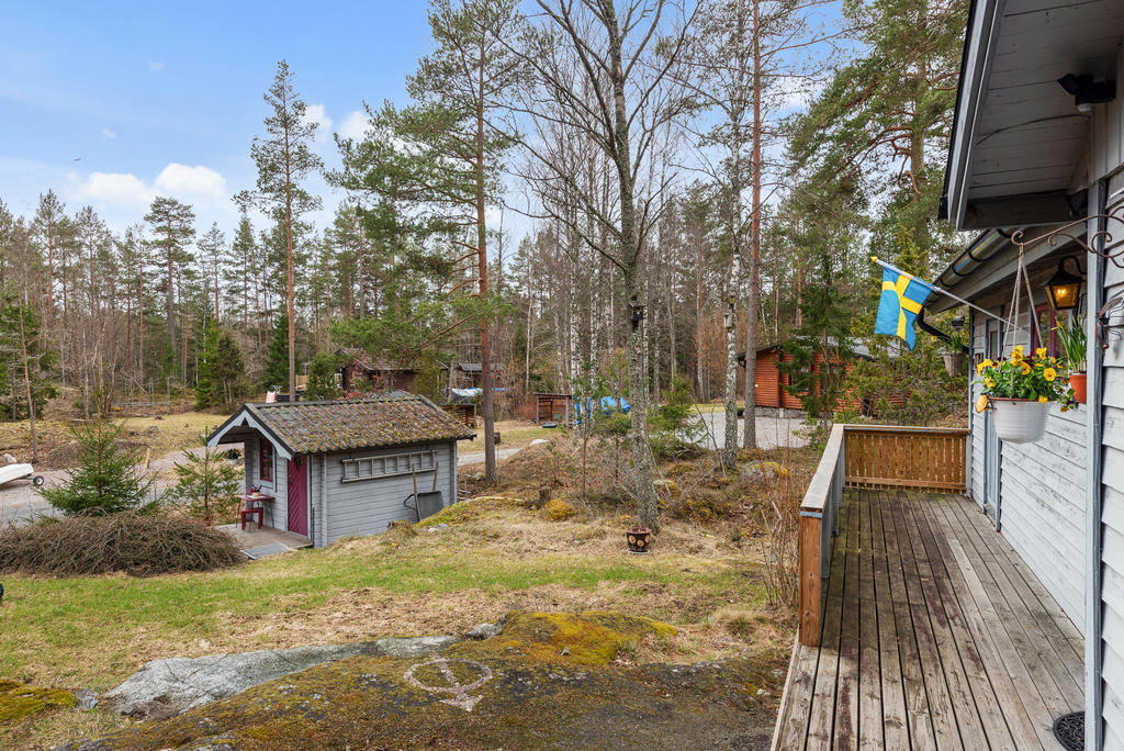 Vy över del av tomt på framsidan