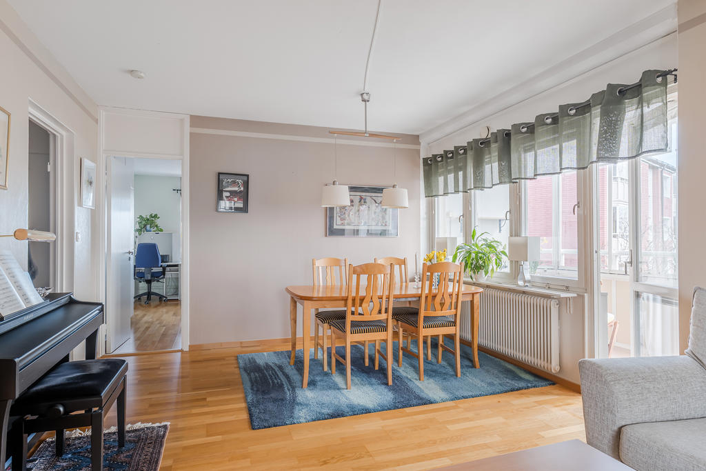 Vardagsrummet har utgång till den inglasade balkongen