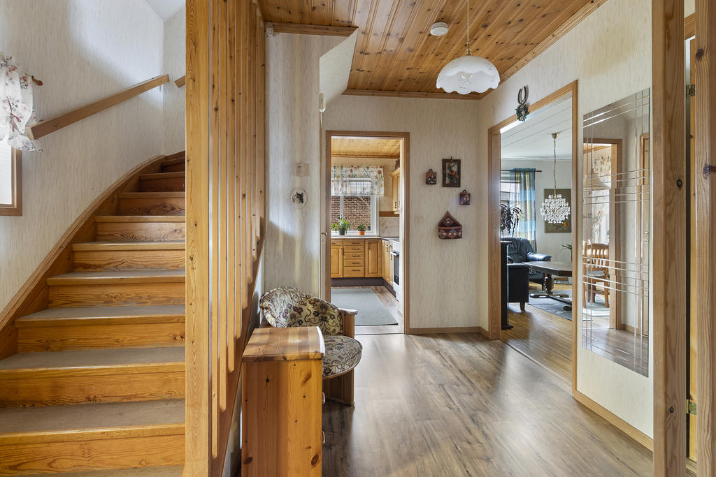 Hall med trapp till övervåningen