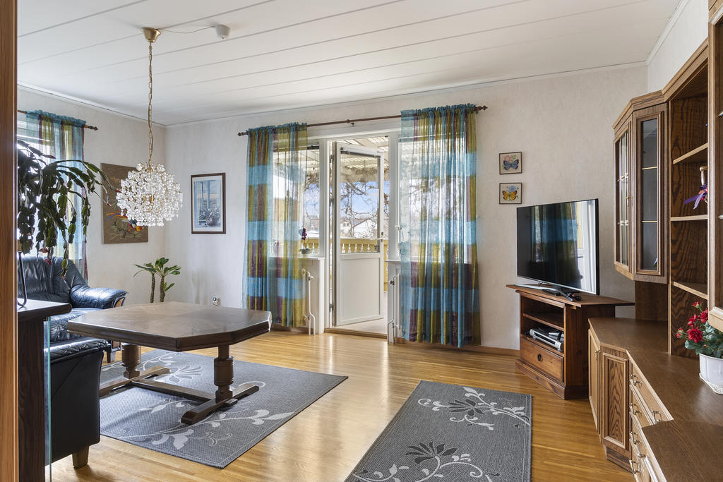 Vardagsrum med utgång till altan