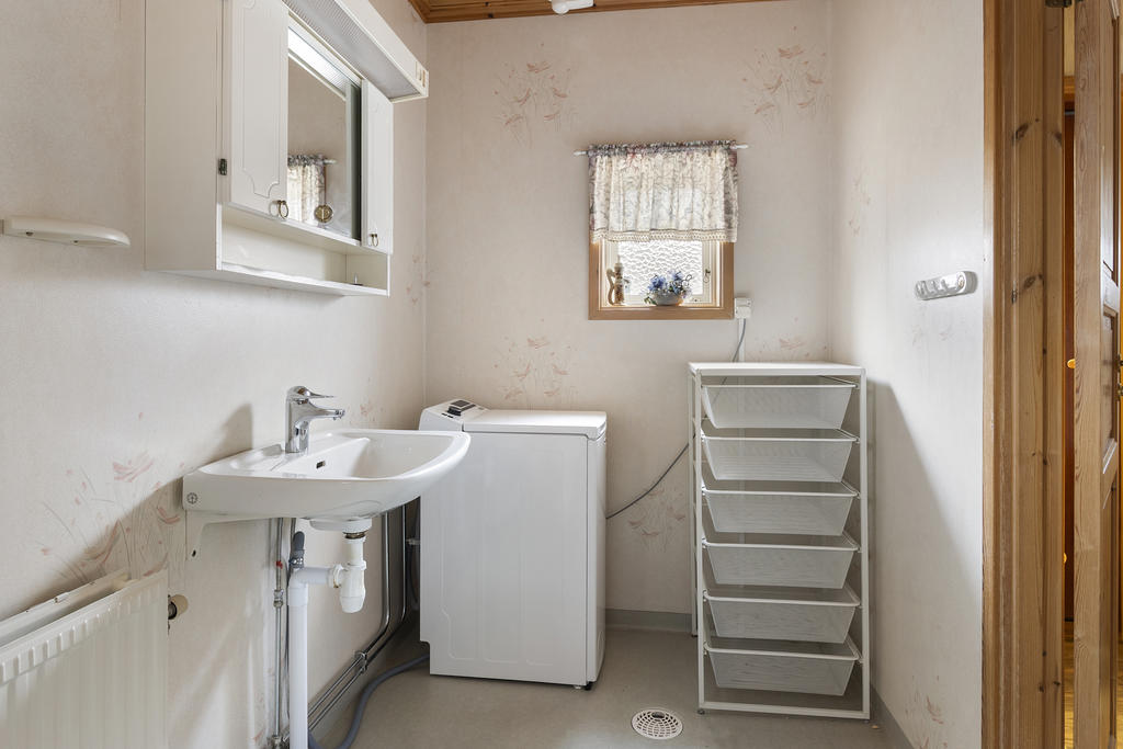 Badrum med tvättmaskin