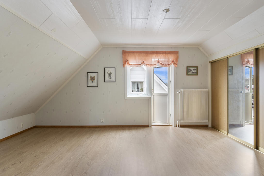 Sovrum med utgång till balkong