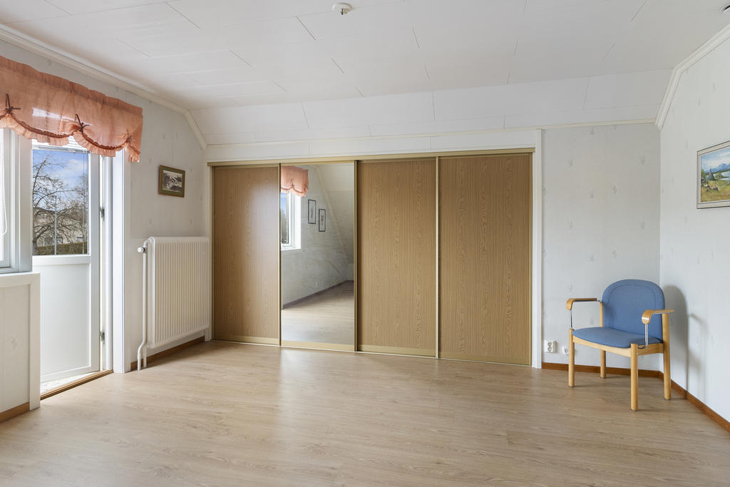 Sovrum med praktisk förvaring