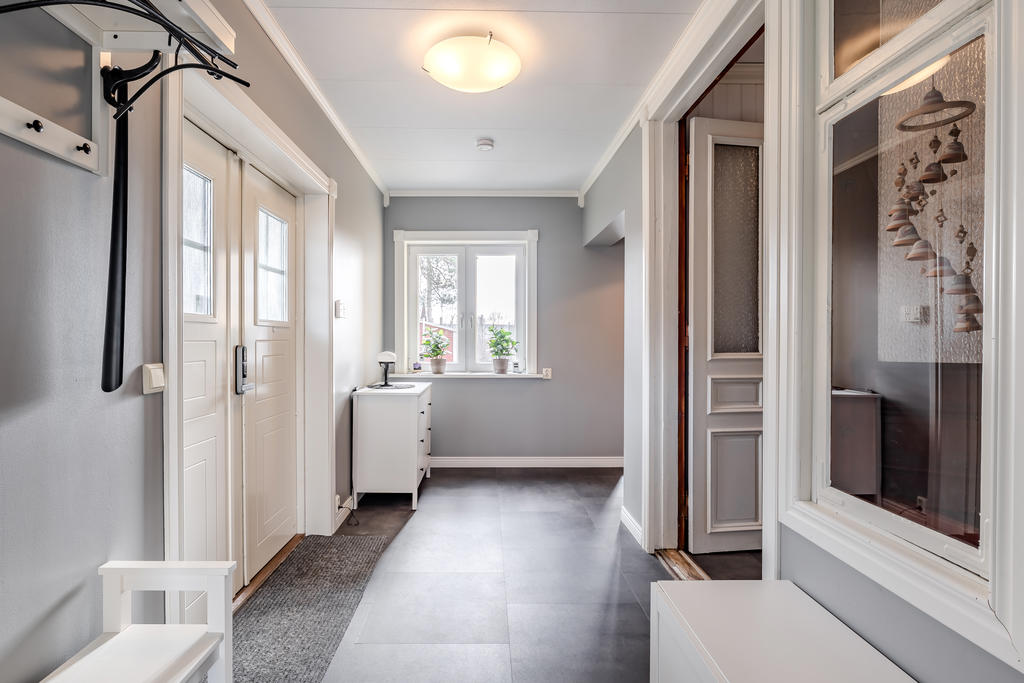 Hallen är rymlig med plats för klädavhägning. 