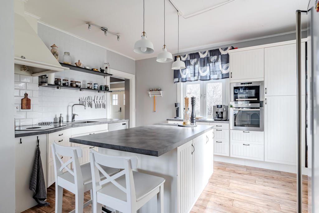 Stilrent kök med bra arbetsyta!