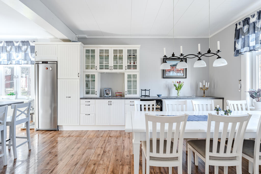 Köket har bra förvaringsmöjligheter!