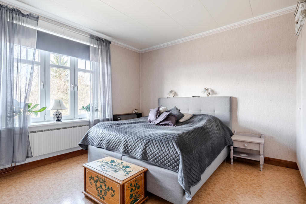 Sovrummet på entréplan har plats för dubbelsäng. 