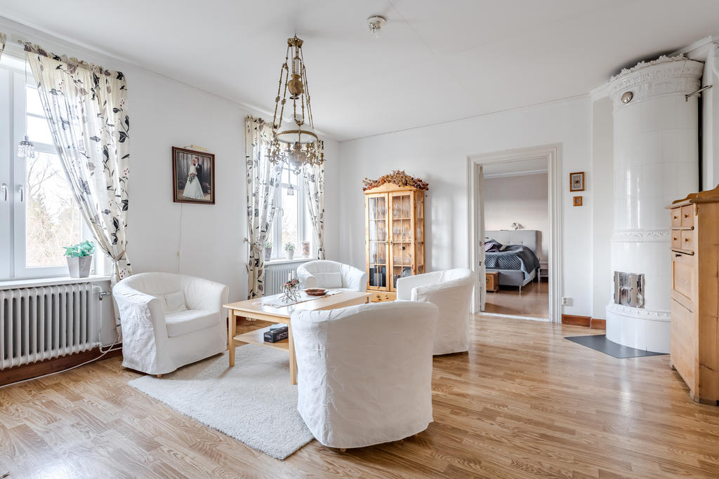 Vardagsrummet på entréplan har en vacker kakelugn. 