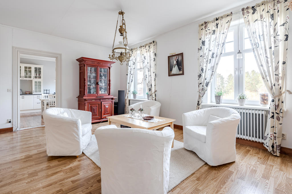 De stora fönstren ger ett vackert ljusinsläpp!