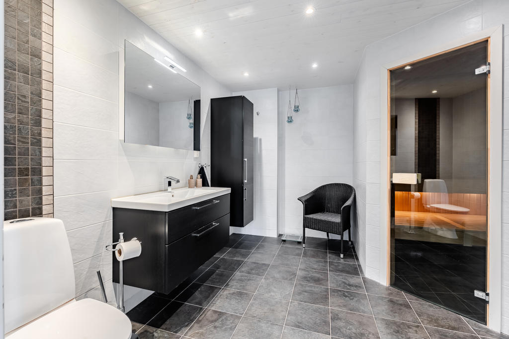 Badrummet på entréplan är stilrent!