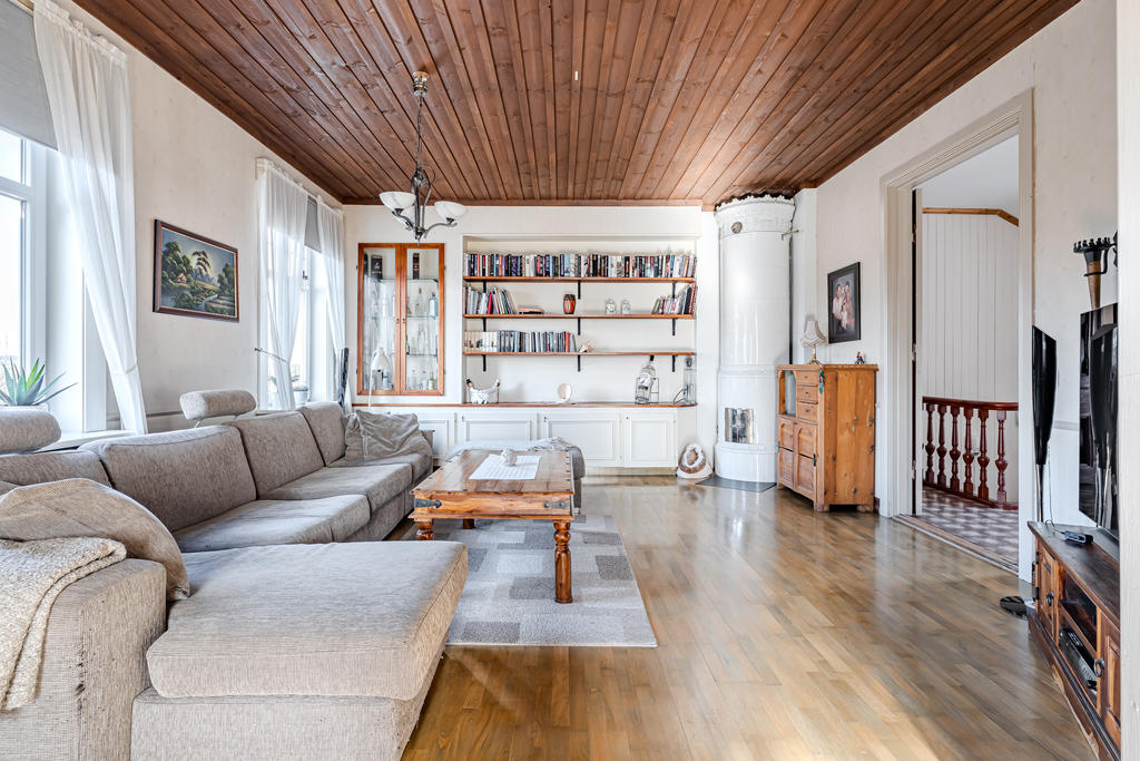 Vardagsrummet på övre plan har plats för en stor familjesoffa!