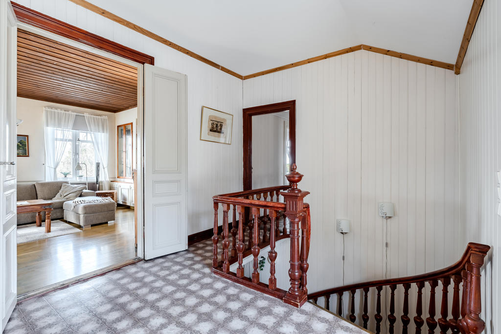 Fina dubbeldörrar in till vardagsrummet. 