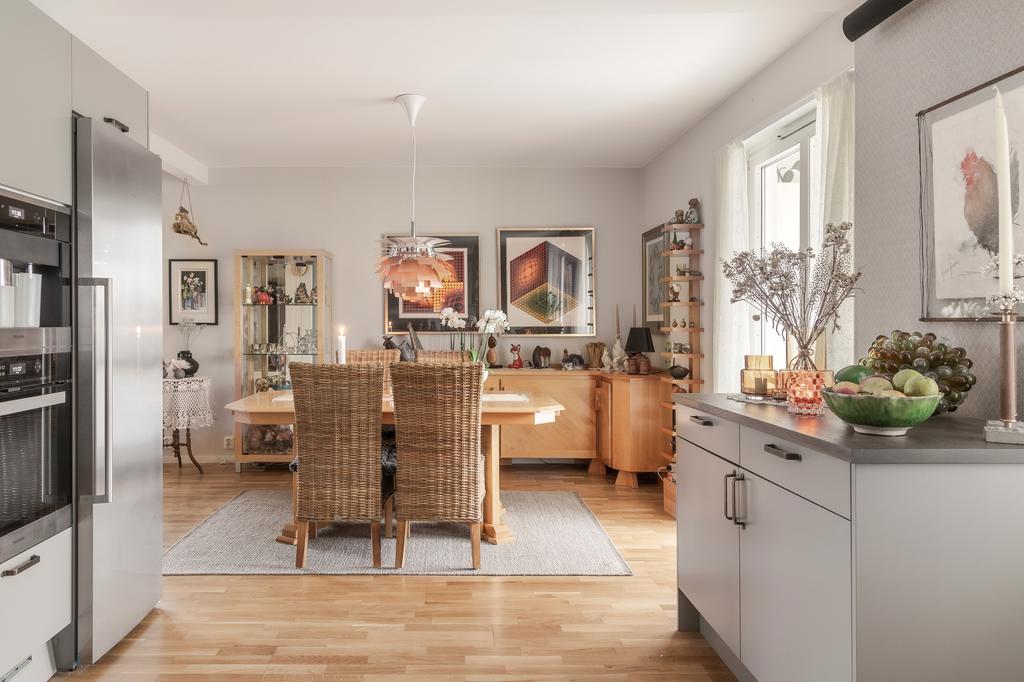 Öppen vy mellan kök och vardagsrum