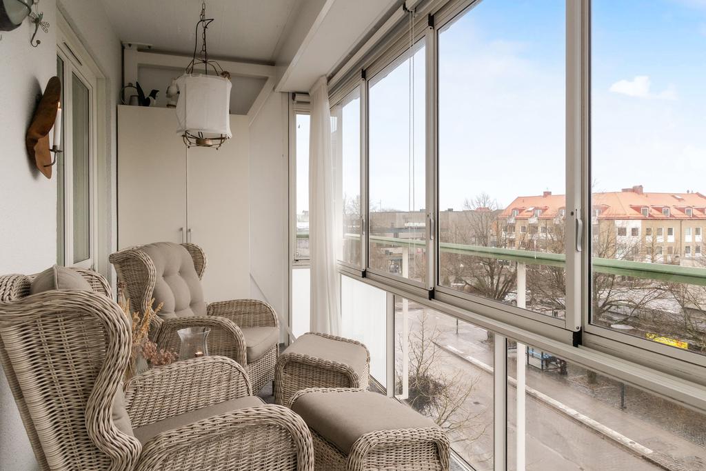 Härligt ljusinsläpp och utgång till balkong