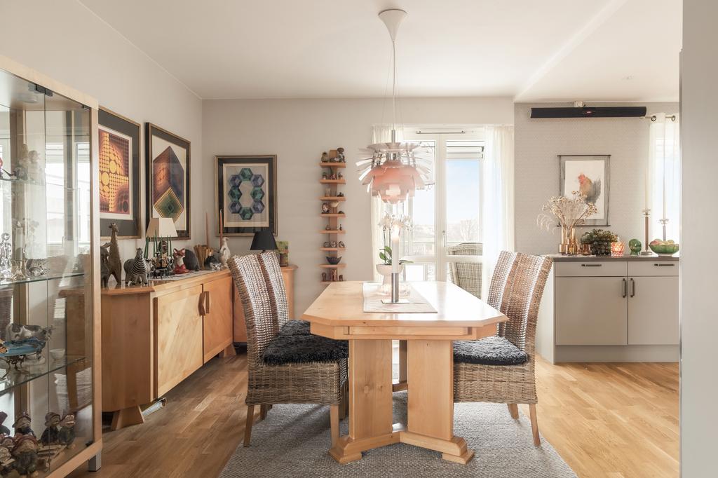 Social och inbjudande yta mellan kök och matplats