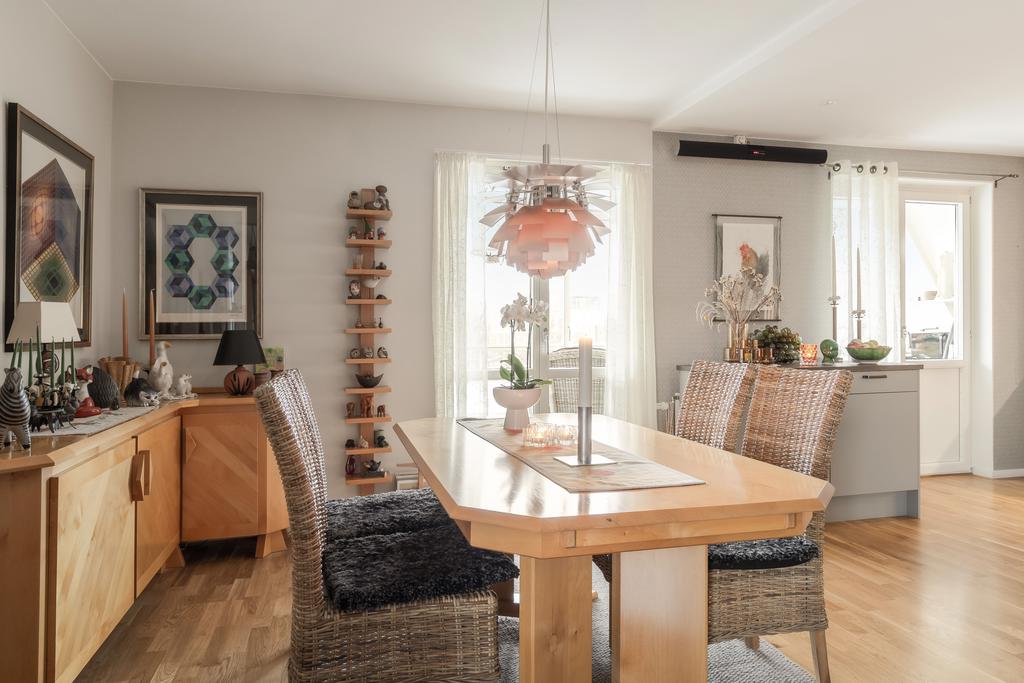 Matplats i öppen anslutning till köket och vardagsrummet med fint ljusinsläpp
