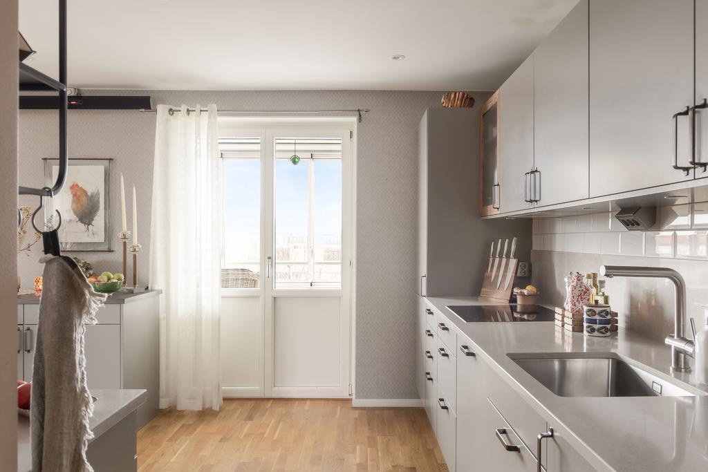 Ljust kök med goda arbetsytor och förvaring