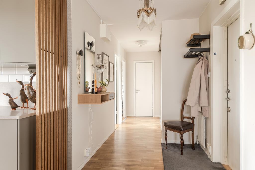 Välkomnande hall med plats för avhängning