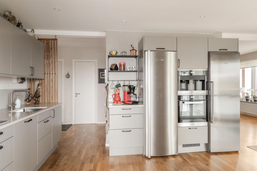 Kök med plats för matlagning och vardagsliv