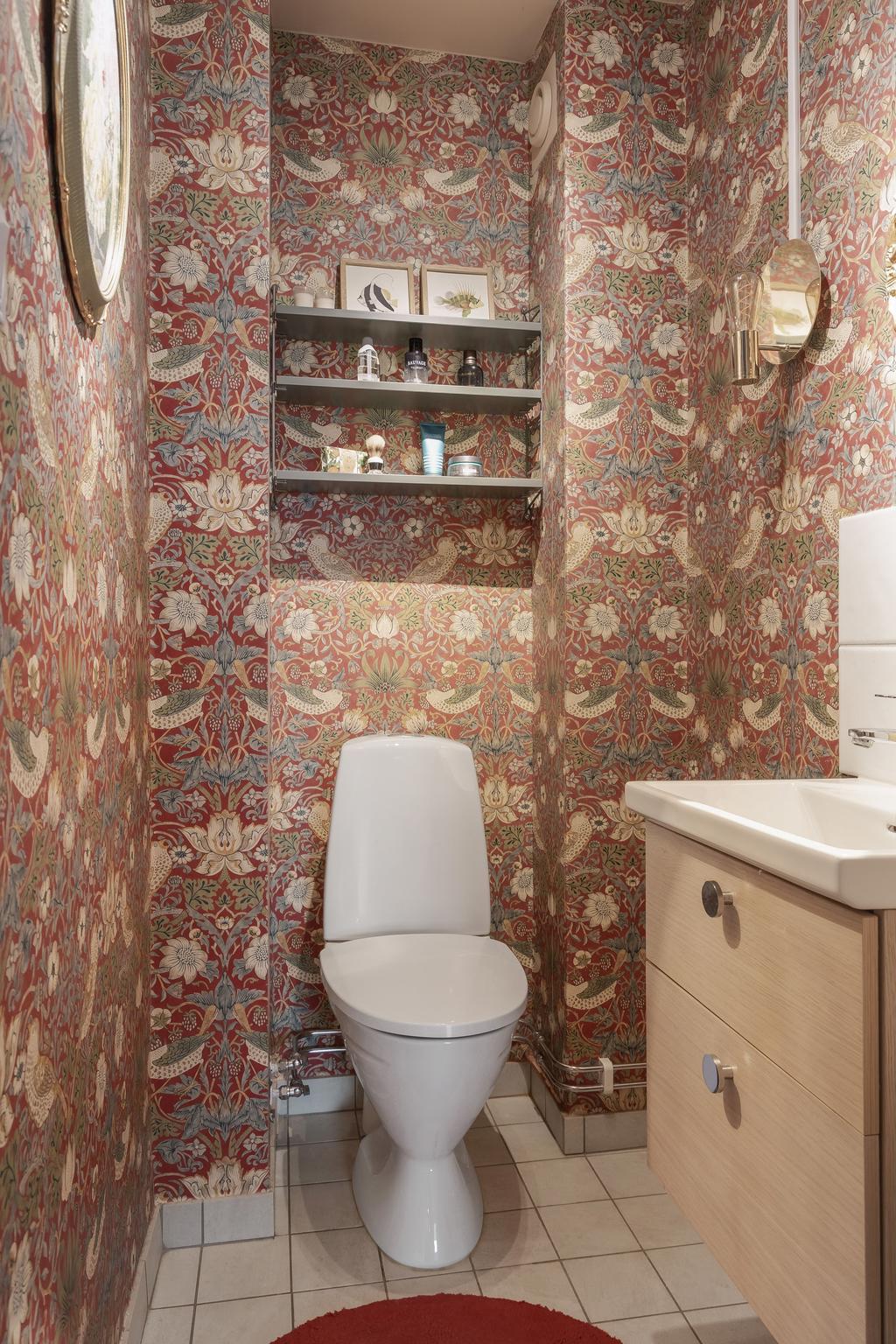 WC med personlig prägel och tapetserade väggar
