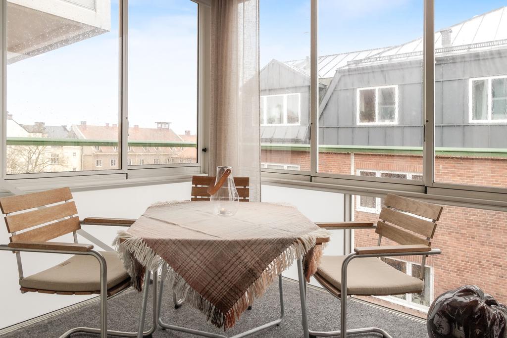Inglasad balkong med plats för sittgrupp