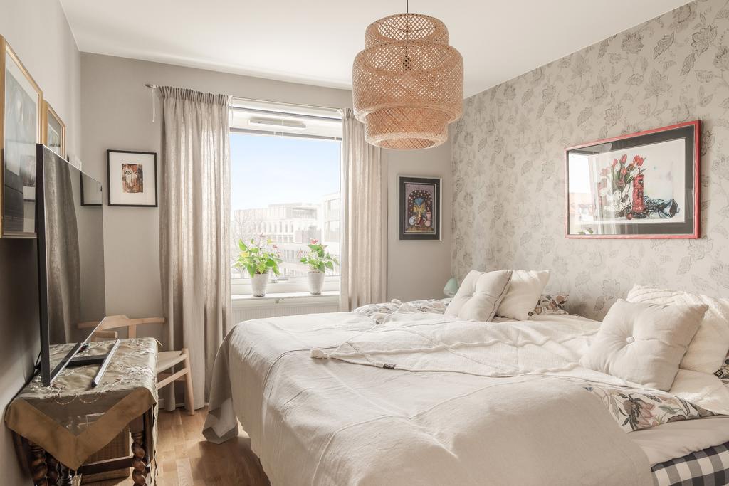 Sovrum med plats för dubbelsäng