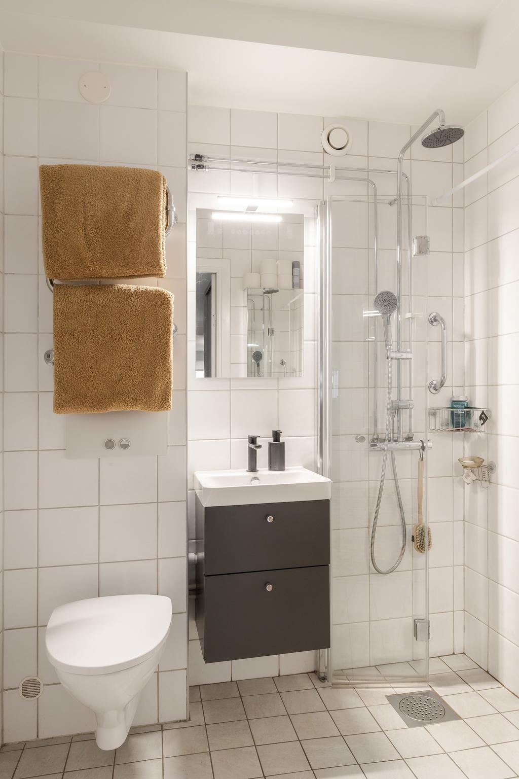 Helkaklat badrum med duschhörna