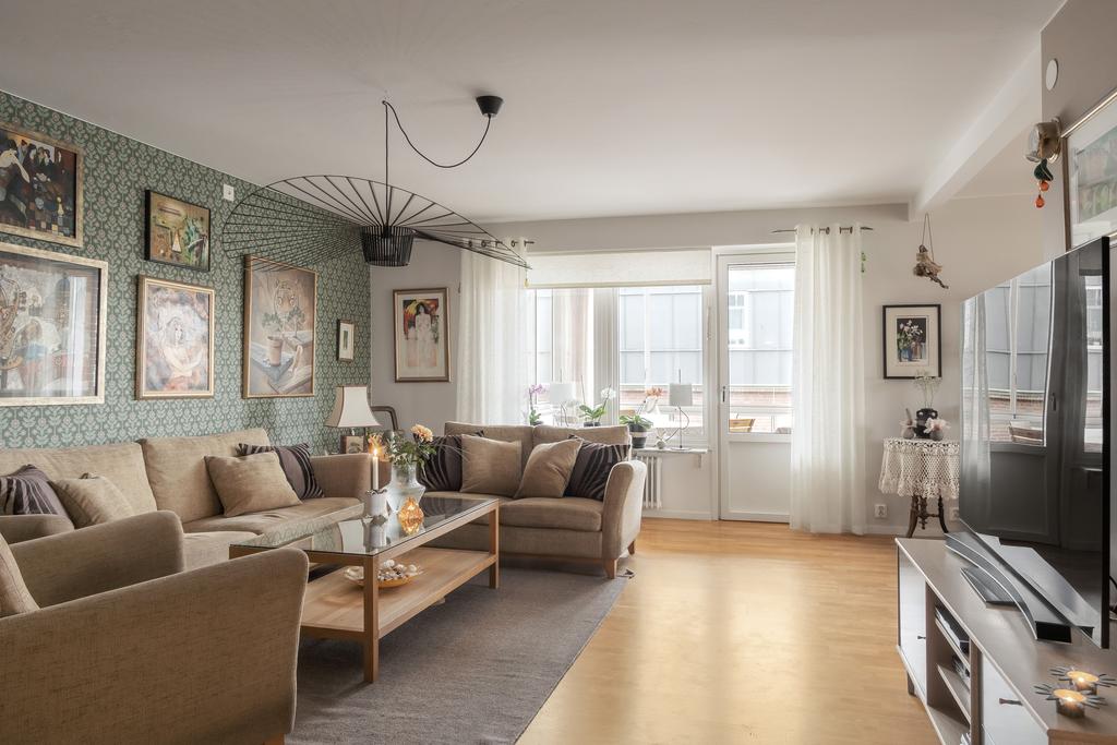 Ljust vardagsrum med utgång till balkong