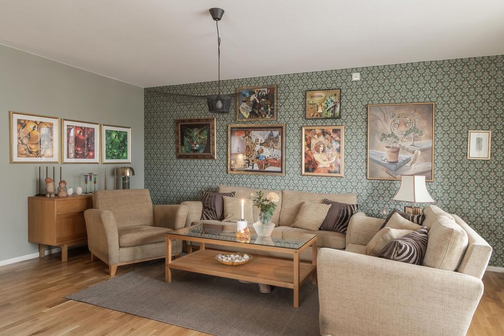 Vardagsrum med plats för både soffgrupp och umgänge