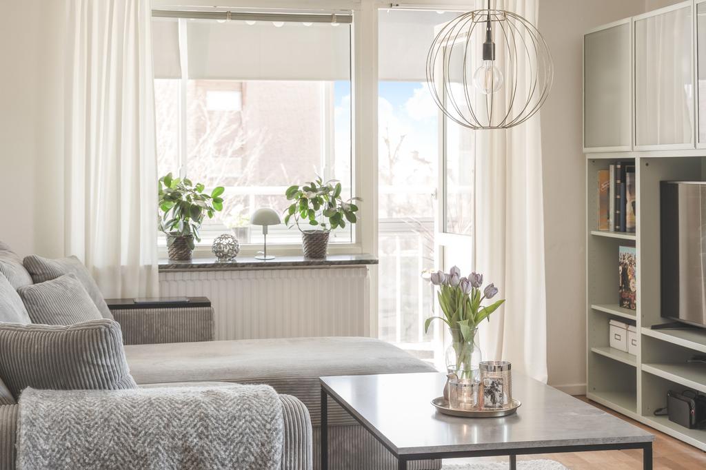 Vardagsrum med utgång till balkong