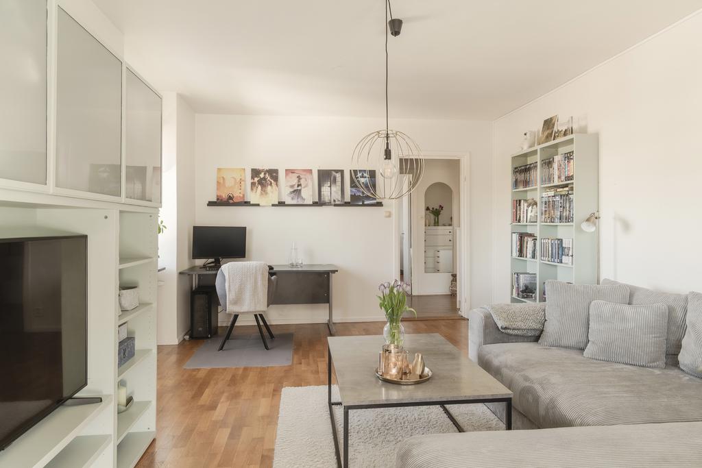 Ljust och lättmöblerat vardagsrum