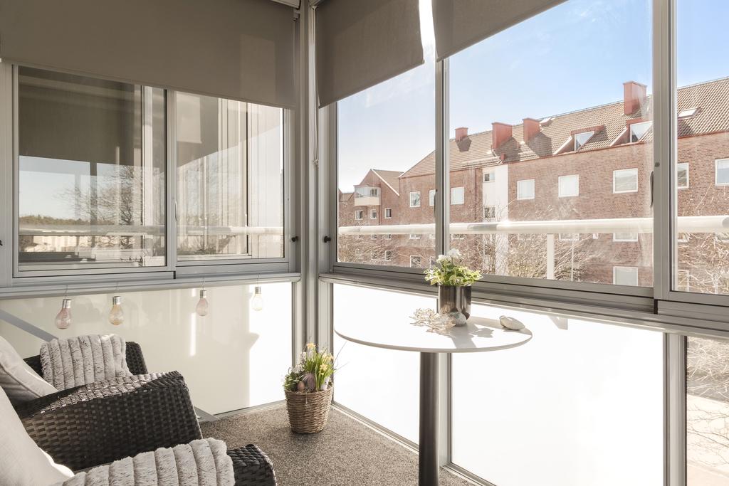 Balkong med utsikt över området