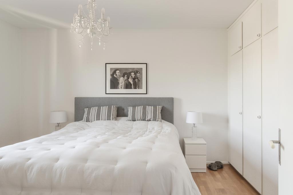 Sovrum med plats för dubbelsäng