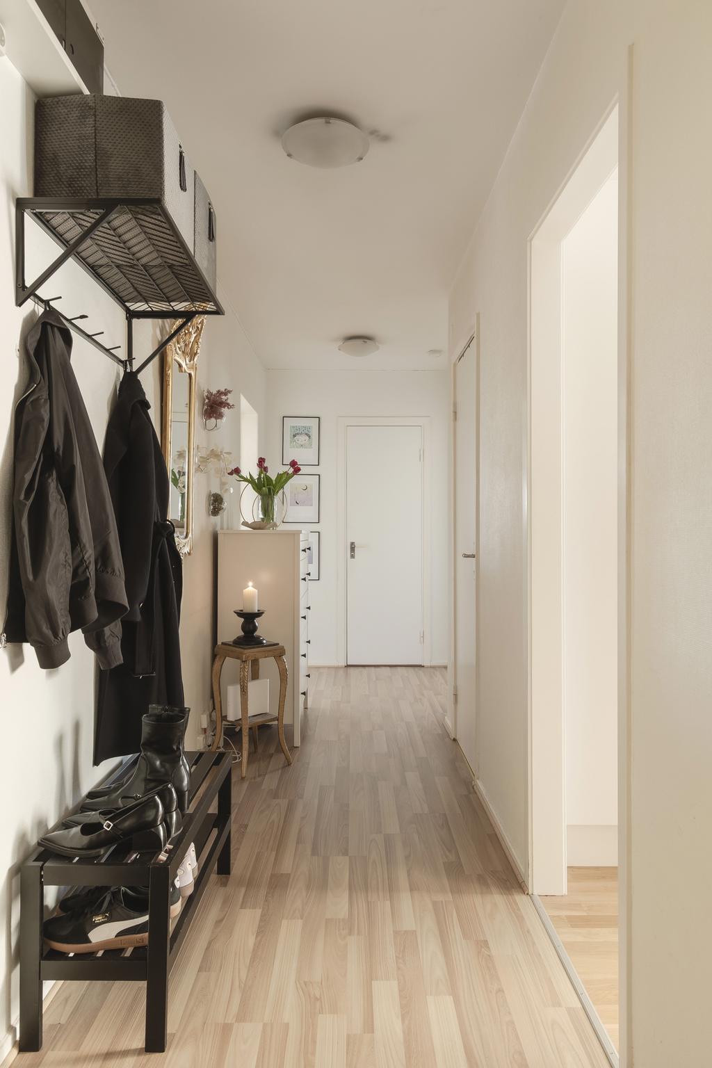 Välkomnande hall med plats för avhängning