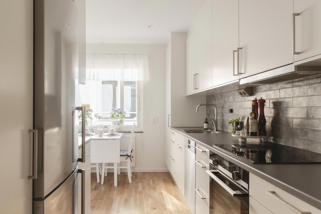 Ljust kök med goda arbetsytor och förvaring