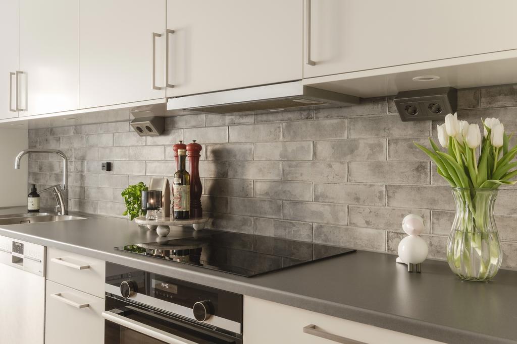 Detaljbild från kökets arbetsyta och materialval