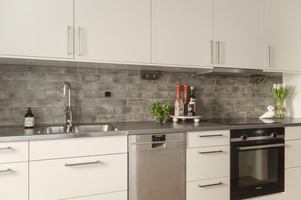 Kök med bra förvaring och arbetsytor