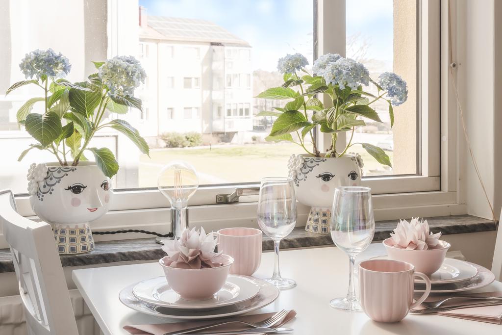 Matplats vid fönster med fint ljusinsläpp