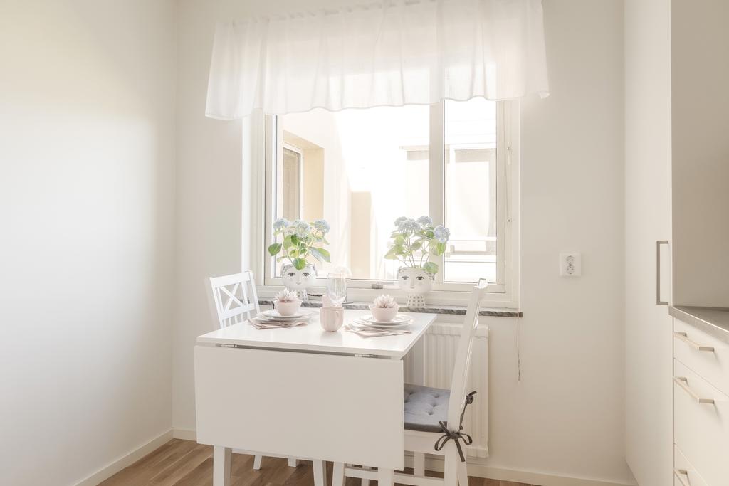 Ljus matplats i anslutning till köket