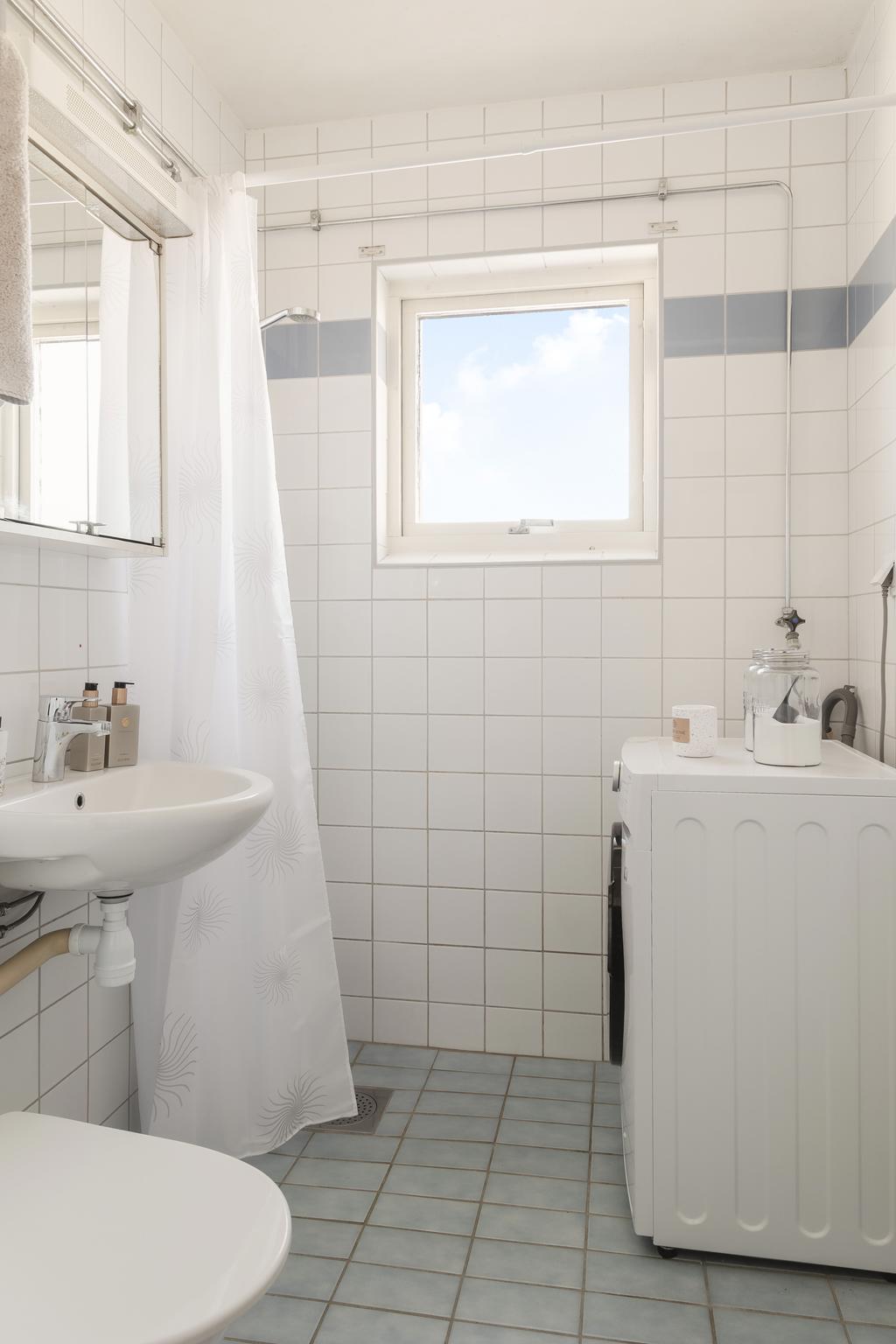 Helkaklat badrum i ljusa toner