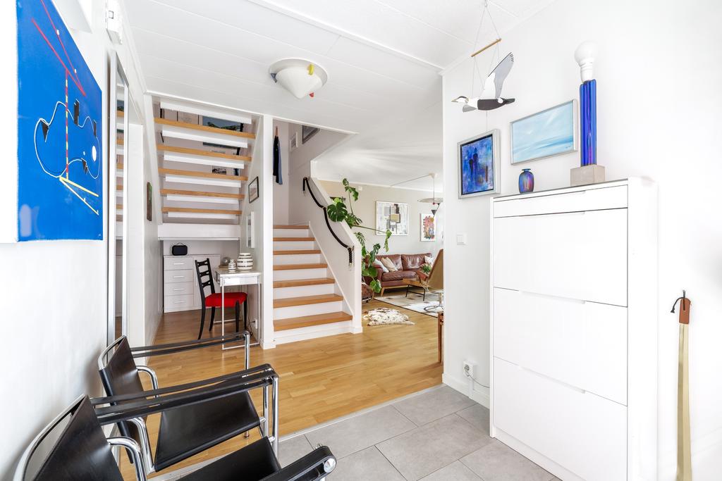 Hall med trappa till övre plan