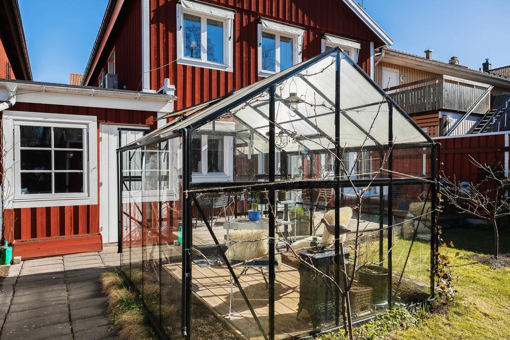 Baksida med växthus