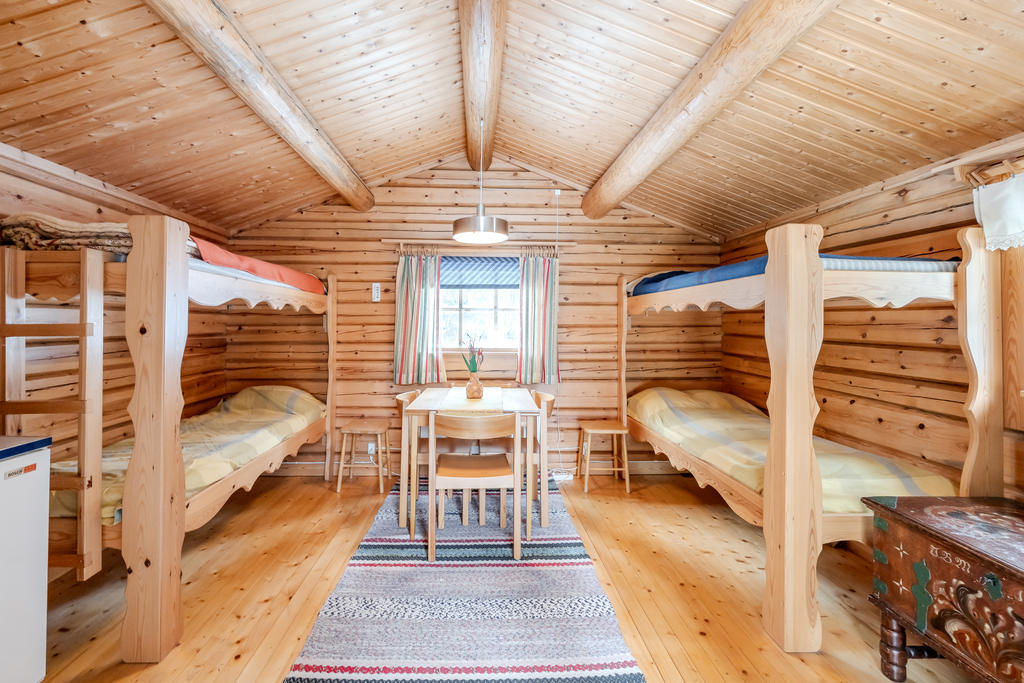 Gäststugan har plats för både våningssängar och matplats. 