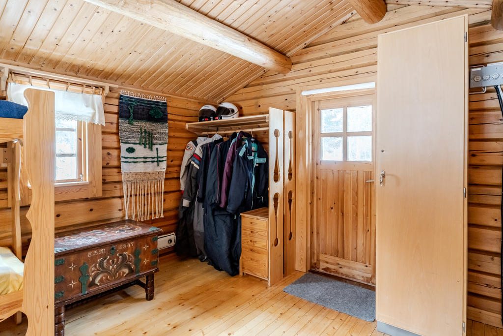 Vid entrén finns det plats för klädavhägning. 