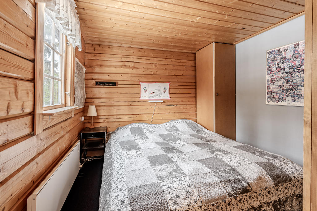 Sovrum med plats för dubbelsäng.