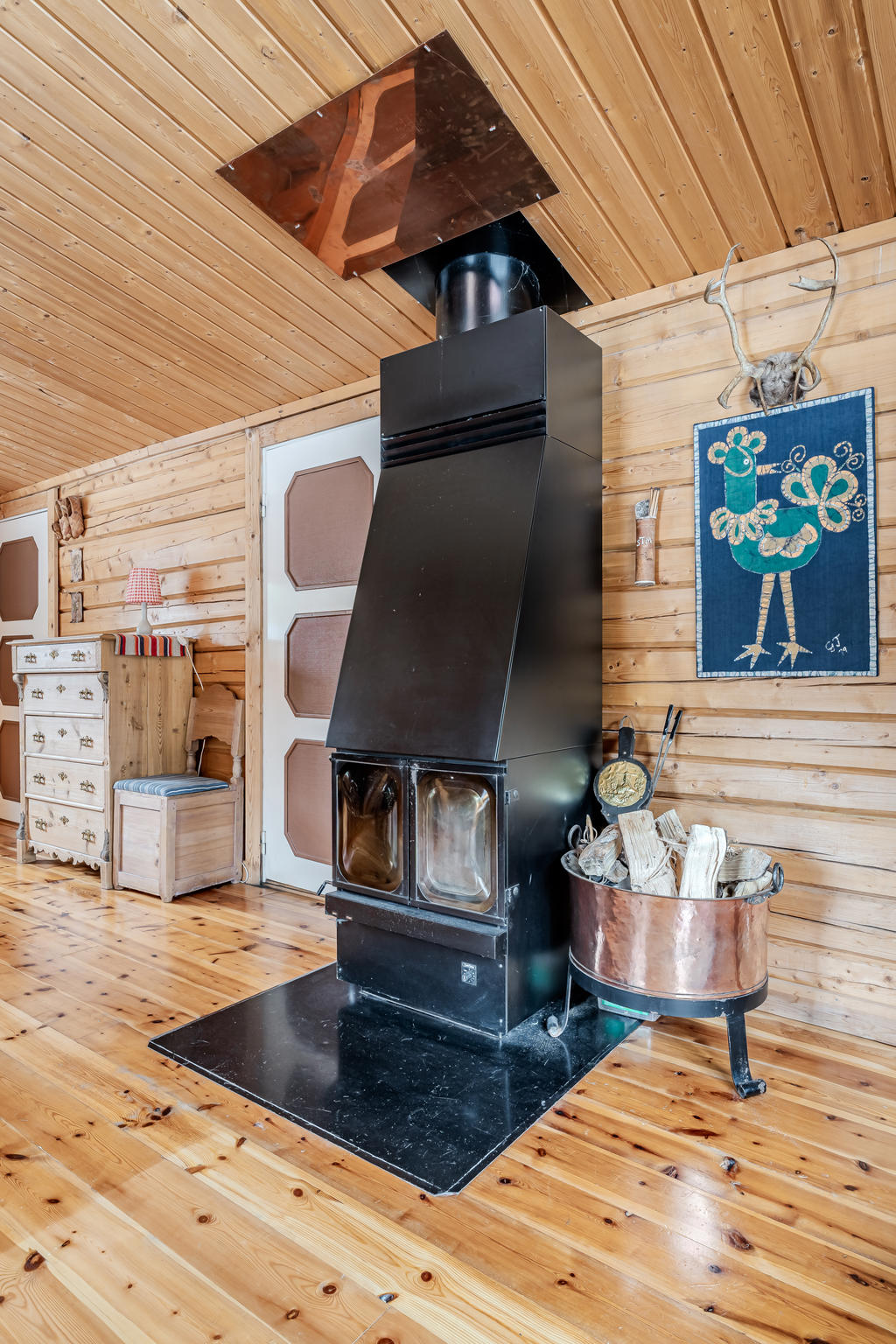 Kaminen ger värme och ett mysigt sken. 