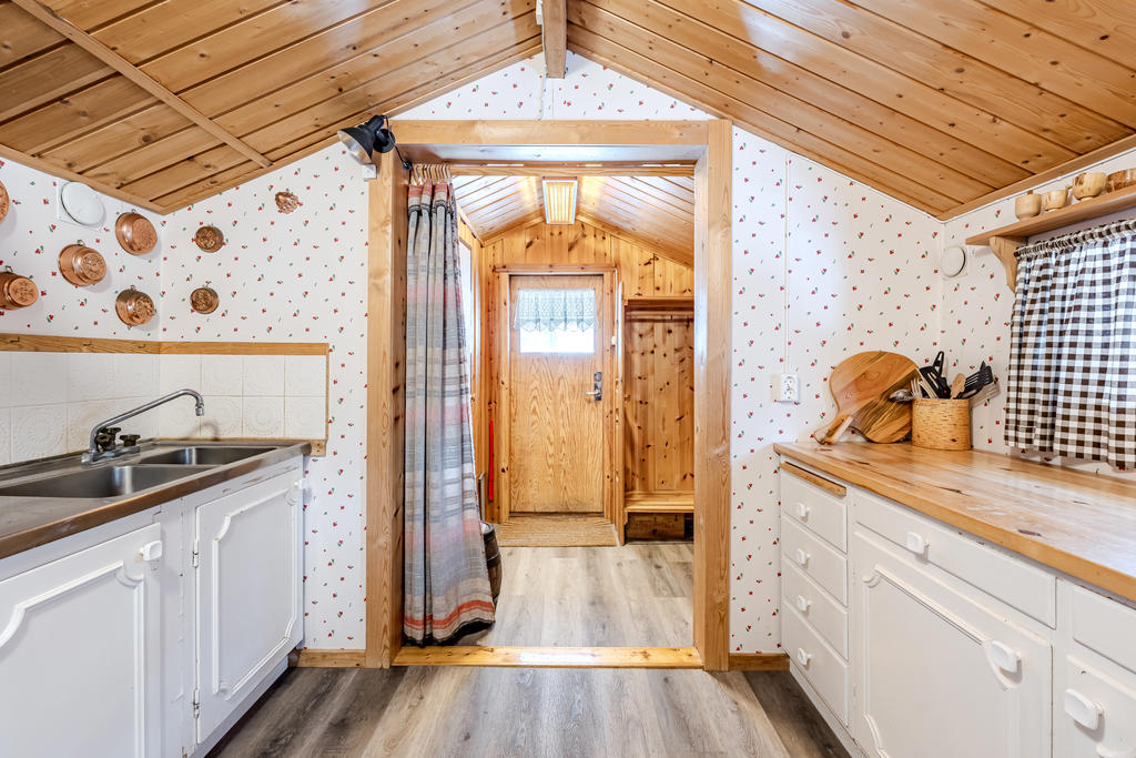 Köket nås direkt från hallen. 