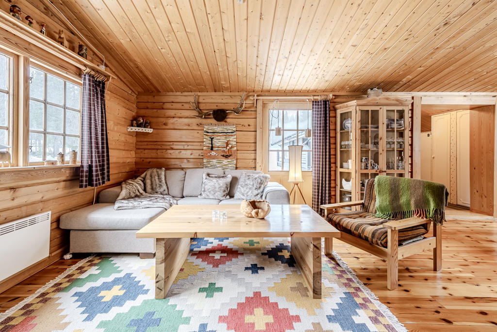 I vardagsrummet finns utgången till altanen. 