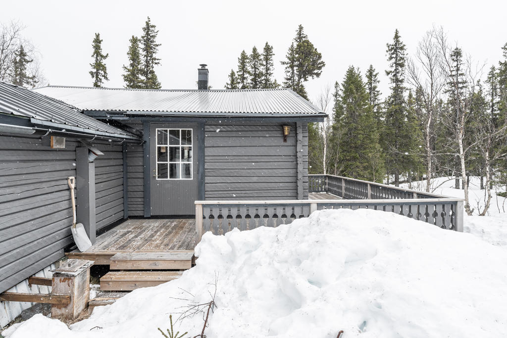 På altanen dricker man gärna en kopp kaffe i vårsolen!
