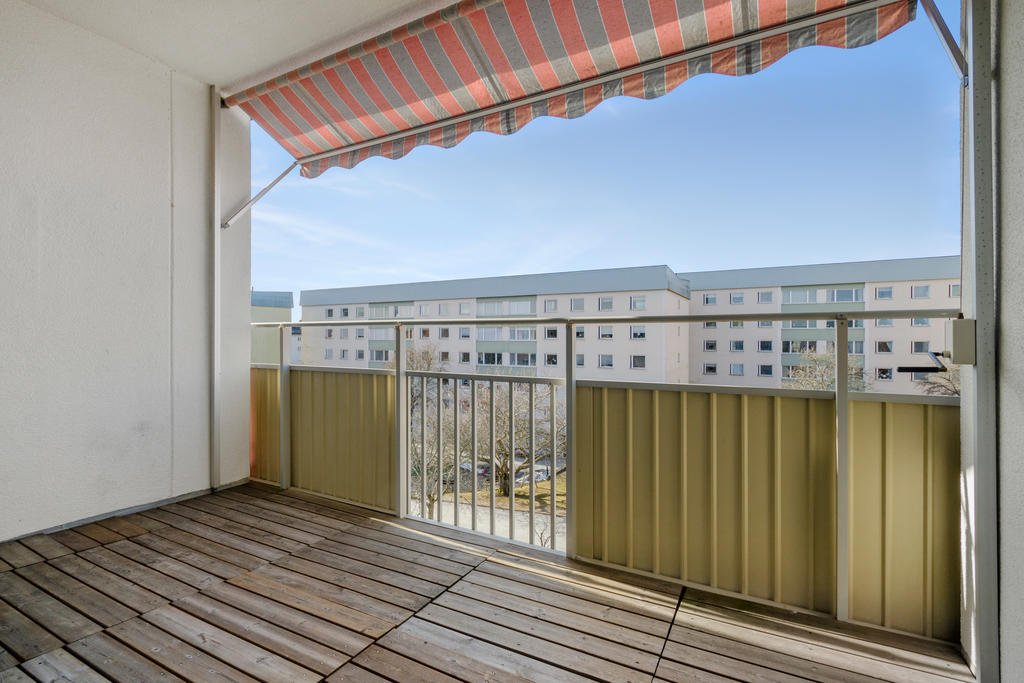 Balkongen är stor, ligger högts upp med soligt läge och markis!